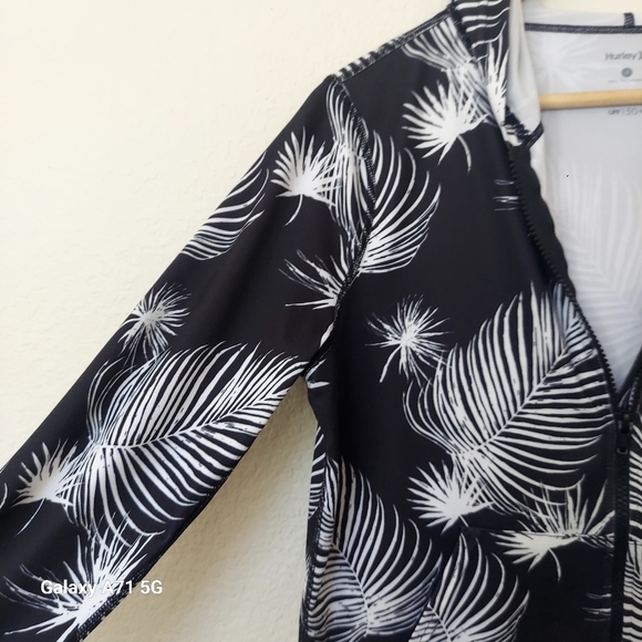 Hurley Womens Full Zip Long Sleeve Hooded Black White Floral Rashguard Sz S - Picture 4 of 16